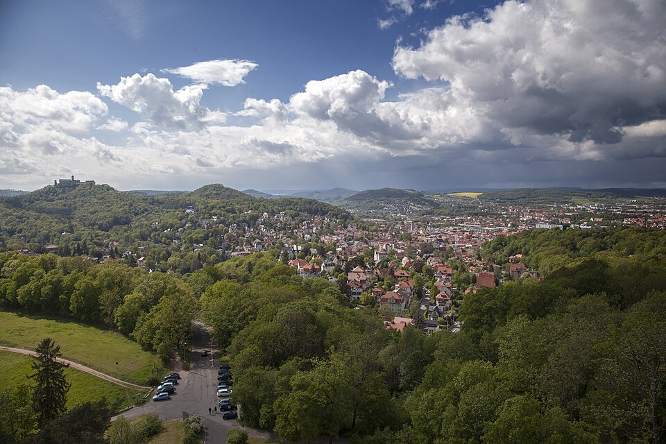 Umzug von Eisenach nach Zypern per Container: Eisenach von Göpelskuppe – Foto: Westerdam, CC BY-SA 4.0, via Wikimedia Commons Umzug von Eisenach nach Zypern per Container: Eisenach von Göpelskuppe