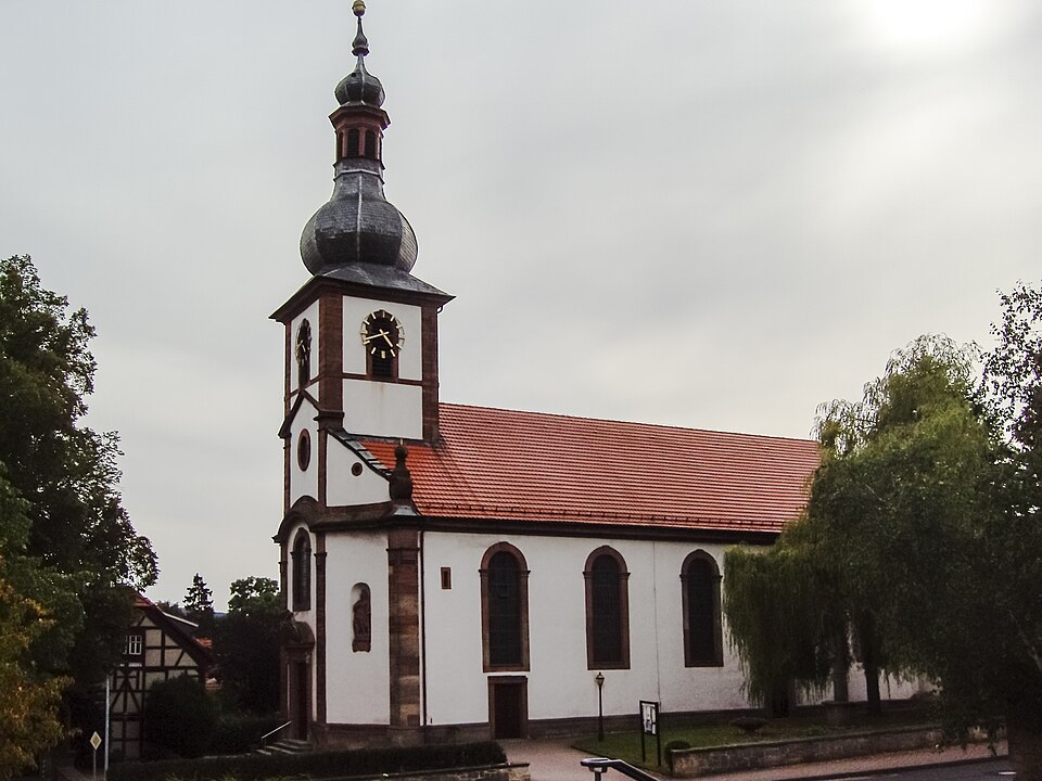 Umzug von Eiterfeld nach Zypern per Container: Katholische St.-Georgs-Kirche Eiterfeld – Foto: Marrrci, CC BY-SA 3.0, via Wikimedia Commons Umzug von Eiterfeld nach Zypern per Container: Katholische St.-Georgs-Kirche Eiterfeld