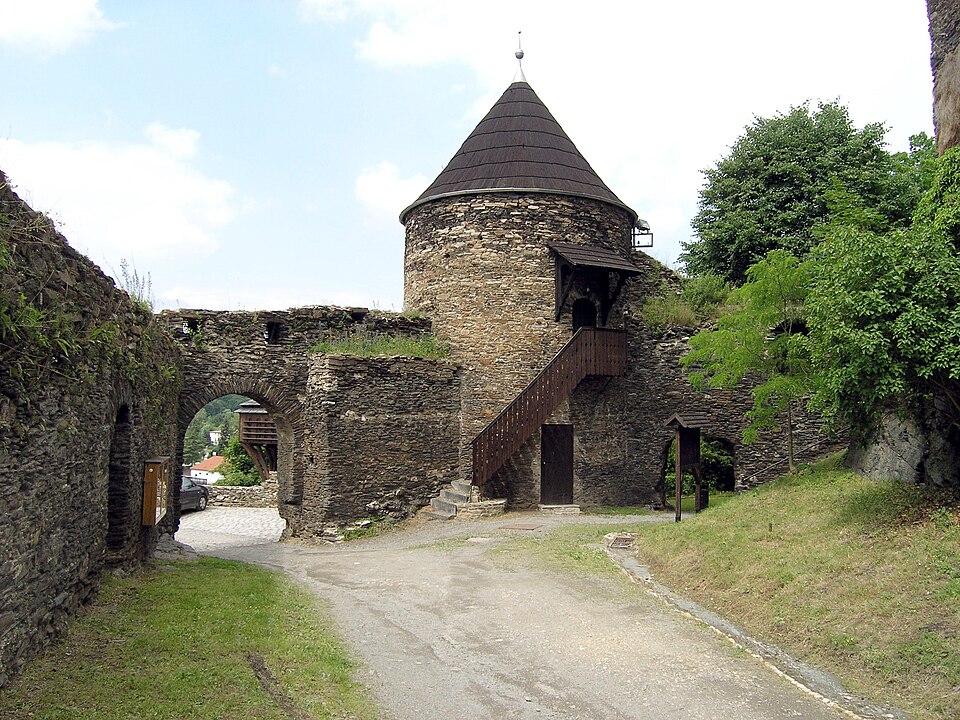 Umzug von Elsterberg nach Zypern per Container: Castle ruin of elsterberg – Foto: Agravain, Attribution, via Wikimedia Commons Umzug von Elsterberg nach Zypern per Container: Castle ruin of elsterberg