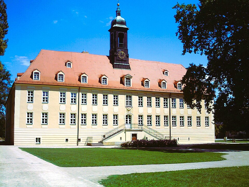 Umzug von Elsterwerda nach Zypern per Container: Elsterschloß – Foto: Silvio John, Elsterwerda, CC BY-SA 2.5, via Wikimedia Commons Umzug von Elsterwerda nach Zypern per Container: Elsterschloß