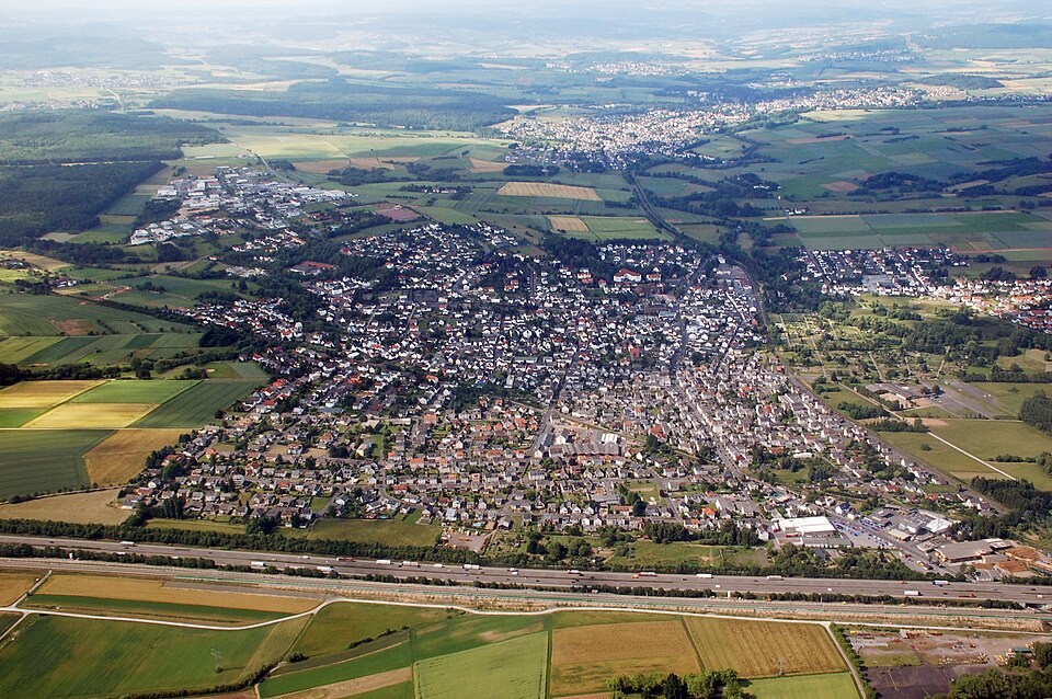 Umzug von Elz nach Zypern per Container: Elz Luftbild – Foto: Fritz Geller-Grimm, CC BY-SA 3.0, via Wikimedia Commons Umzug von Elz nach Zypern per Container: Elz Luftbild