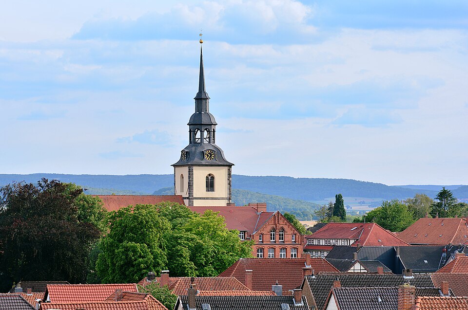 Umzug von Elze nach Zypern per Container: Elze Stadtansicht mit Peter und Paul Kirche – Foto: Phiarc, CC BY-SA 4.0, via Wikimedia Commons Umzug von Elze nach Zypern per Container: Elze Stadtansicht mit Peter und Paul Kirche