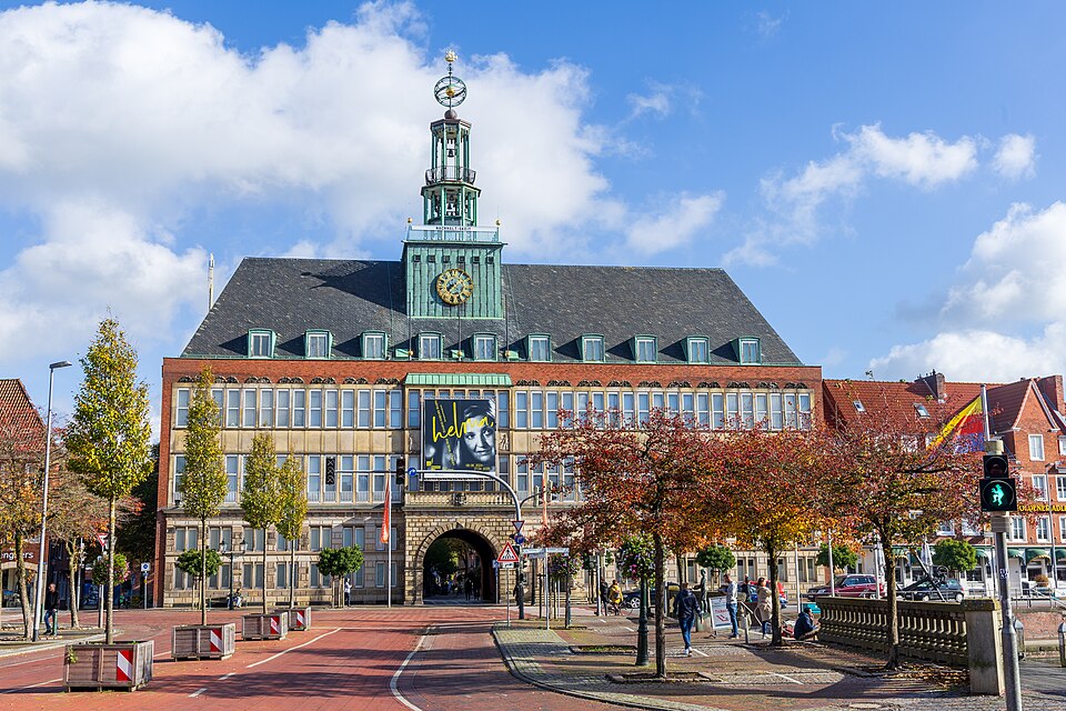 Umzug von Emden nach Zypern per Container: Rathaus – Foto: Matthias Süßen, CC BY-SA 4.0, via Wikimedia Commons Umzug von Emden nach Zypern per Container: Rathaus