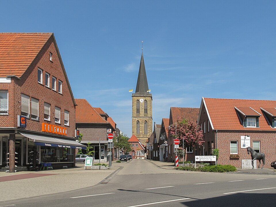 Umzug von Emsbüren nach Zypern per Container: Emsbüren, kerk in straatzicht – Foto: Michielverbeek, CC BY-SA 3.0, via Wikimedia Commons Umzug von Emsbüren nach Zypern per Container: Emsbüren, kerk in straatzicht