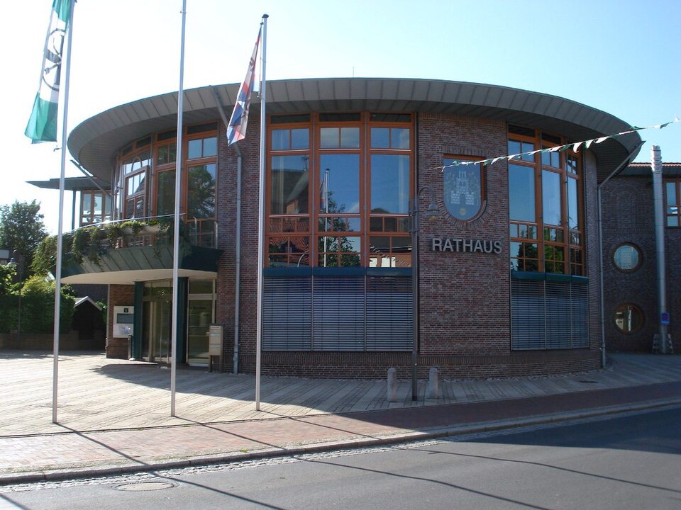 Umzug von Emstek nach Zypern per Container: Rathaus von Emstek