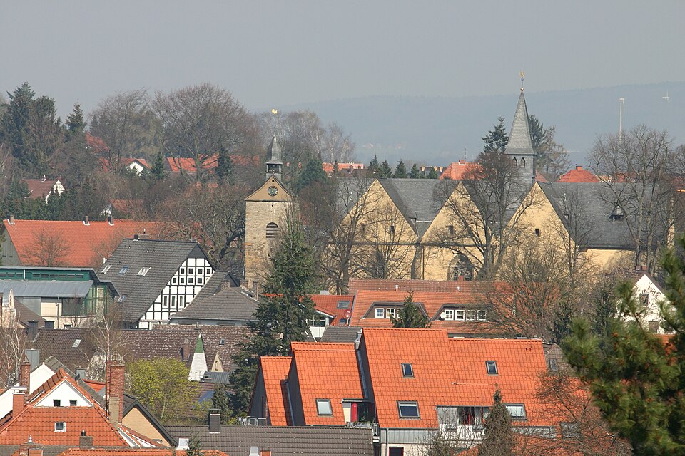 Umzug von Enger nach Zypern per Container: Enger mit Stiftskirche – Foto: Marc-André Aßbrock, CC BY-SA 4.0, via Wikimedia Commons Umzug von Enger nach Zypern per Container: Enger mit Stiftskirche