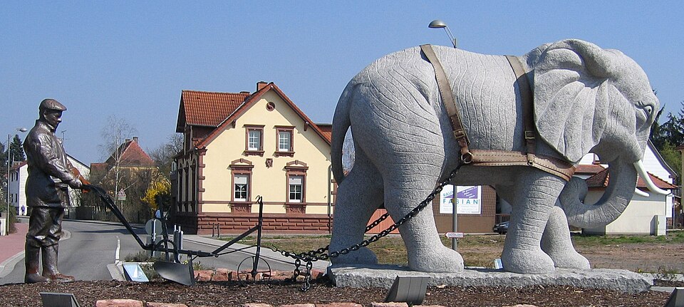Umzug von Enkenbach-Alsenborn nach Zypern per Container: Pfluegender Elefant von Hans Buch in Enkenbach-Alsenborn – Foto: Immanuel Giel, Public domain, via Wikimedia Commons Umzug von Enkenbach-Alsenborn nach Zypern per Container: Pfluegender Elefant von Hans Buch in Enkenbach-Alsenborn