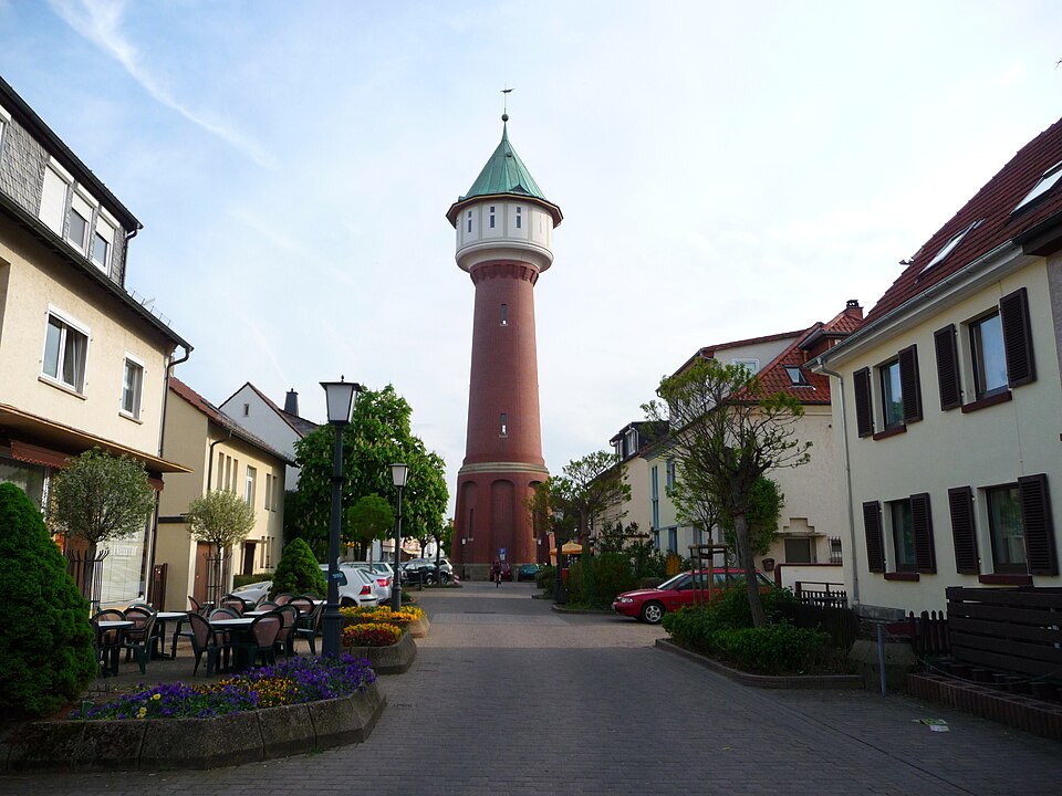 Umzug von Eppelheim nach Zypern per Container: Wahrzeichen Wasserturm Eppelheim – Foto: 4028mdk09, CC BY-SA 3.0, via Wikimedia Commons Umzug von Eppelheim nach Zypern per Container: Wahrzeichen Wasserturm Eppelheim