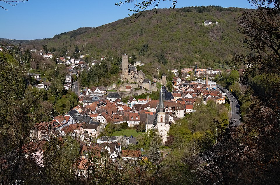 Umzug von Eppstein nach Zypern per Container: Eppstein JR E – Foto: Johannes Robalotoff, CC BY-SA 3.0 de, via Wikimedia Commons Umzug von Eppstein nach Zypern per Container: Eppstein JR E
