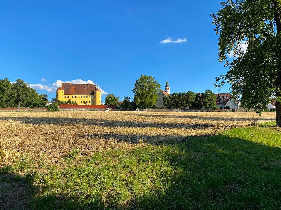 Umzug von Erbach (Baden-Württemberg) nach Zypern per Container: Schloss Erbach und Pfarrkirche St. Martin in Erbach (Baden-Wü – Foto: ubahnverleih, CC0, via Wikimedia Commons Umzug von Erbach (Baden-Württemberg) nach Zypern per Container: Schloss Erbach und Pfarrkirche St. Martin in Erbach (Baden-Wü