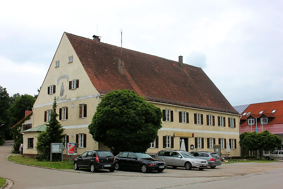 Umzug von Erdweg nach Zypern per Palette: Kleinberghofen, ehemaliges Rathaus, jetzt Gaststaette Freudenhaus in Erdweg