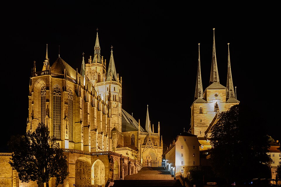Umzug von Erfurt nach Zypern per Container: Erfurt bei Nacht by Stepro – Foto: Steffen Prößdorf, CC BY-SA 4.0, via Wikimedia Commons Umzug von Erfurt nach Zypern per Container: Erfurt bei Nacht by Stepro