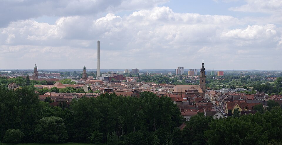 Umzug von Erlangen nach Zypern per Container: Erlangen Blick vom Burgberg auf die Innenstadt – Foto: Janericloebe, Public domain, via Wikimedia Commons Umzug von Erlangen nach Zypern per Container: Erlangen Blick vom Burgberg auf die Innenstadt
