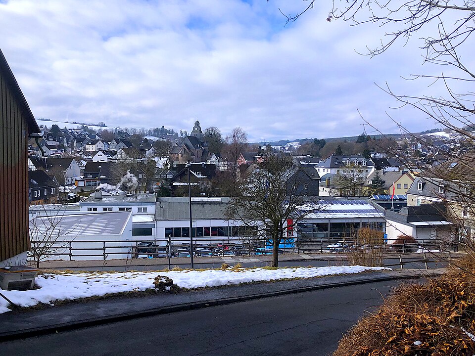 Umzug von Erndtebrück nach Zypern per Container: Stadtansicht Erndtebrück – Foto: Velopilger, CC0, via Wikimedia Commons Umzug von Erndtebrück nach Zypern per Container: Stadtansicht Erndtebrück