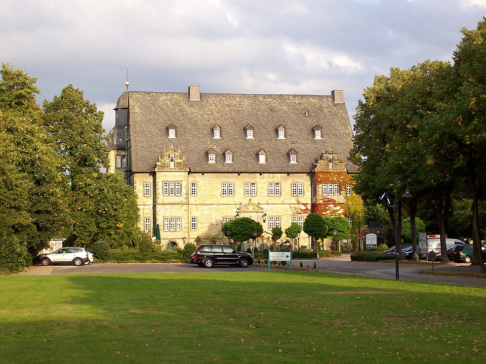 Umzug von Erwitte nach Zypern per Container: Schloss Erwitte – Foto: Stefan Didam - Schmallenberg, CC BY-SA 3.0, via Wikimedia Commons Umzug von Erwitte nach Zypern per Container: Schloss Erwitte