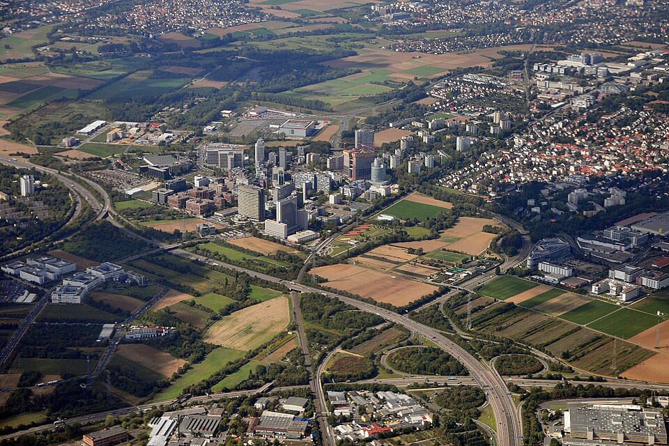 Umzug von Eschborn nach Zypern per Container: Stadtansicht Eschborn – Foto: MaLe76, CC BY-SA 4.0, via Wikimedia Commons Umzug von Eschborn nach Zypern per Container: Stadtansicht Eschborn