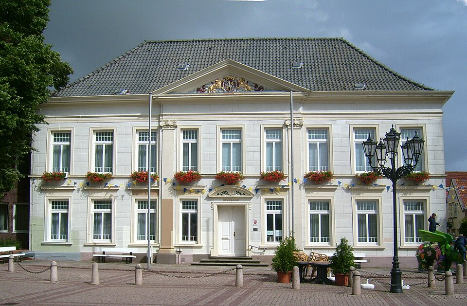 Umzug von Esens nach Zypern per Container: Esens Rathaus
