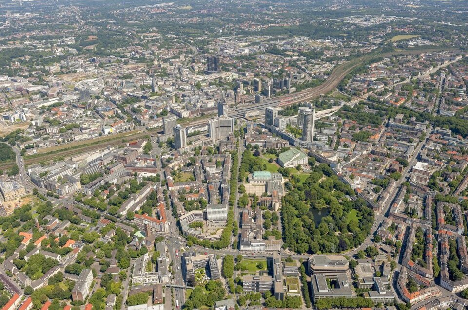 Umzug von Essen (Nordrhein-Westfalen) nach Zypern per Container: Aerial view of Essen in Essen (Nordrhein-Westfalen) – Foto: Drdavid41, CC BY-SA 4.0, via Wikimedia Commons Umzug von Essen (Nordrhein-Westfalen) nach Zypern per Container: Aerial view of Essen in Essen (Nordrhein-Westfalen)