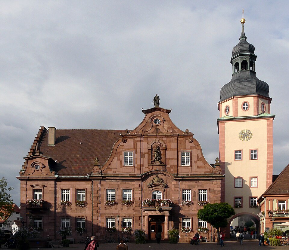Umzug von Ettlingen nach Zypern per Container: Rathaus mit Turm Ettlingen – Foto: Photograph: Frank C. Müller, Baden-Baden, CC BY-SA 3.0, via Wikimedia Commons Umzug von Ettlingen nach Zypern per Container: Rathaus mit Turm Ettlingen