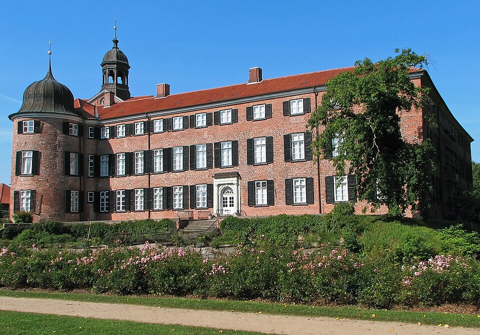 Umzug von Eutin nach Zypern per Container: Eutin Schloss – Foto: Darkone (talk · contribs), CC BY-SA 2.5, via Wikimedia Commons Umzug von Eutin nach Zypern per Container: Eutin Schloss