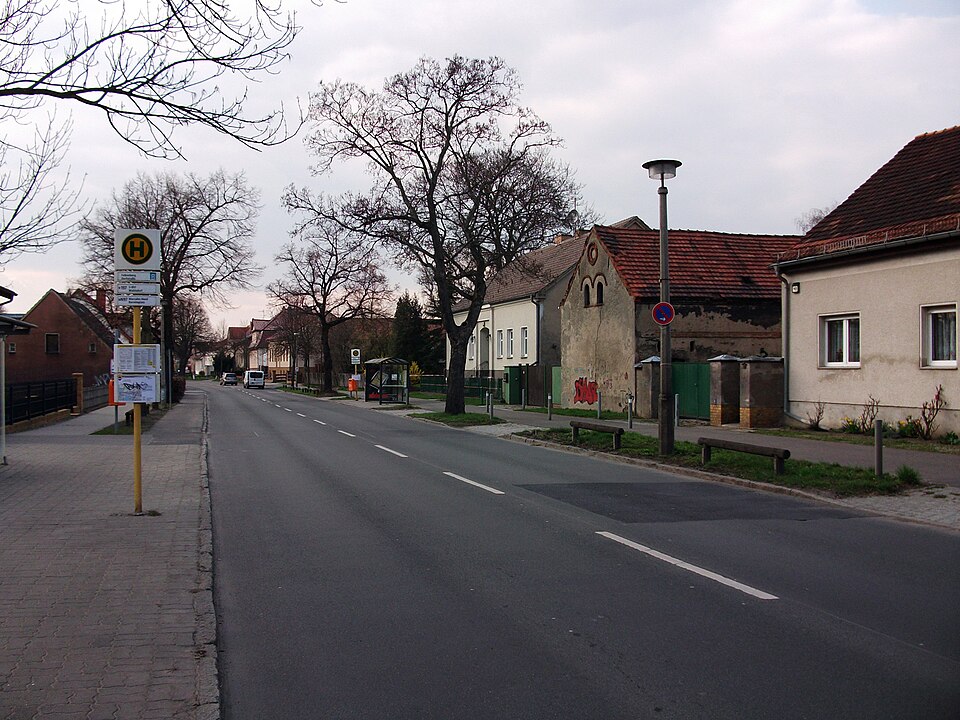 Umzug von Falkenberg nach Zypern per Container: Clp Falkenberg Dorfstraße – Foto: Christian Liebscher (Platte), CC BY-SA 3.0, via Wikimedia Commons Umzug von Falkenberg nach Zypern per Container: Clp Falkenberg Dorfstraße