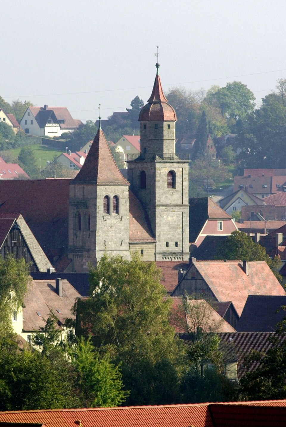 Umzug von Feuchtwangen nach Zypern per Container: Stiftskirche Feuchtwangen – Foto: The original uploader was GreyHound at German Wikipedia., CC BY-SA 3.0, via Wikimedia Commons Umzug von Feuchtwangen nach Zypern per Container: Stiftskirche Feuchtwangen