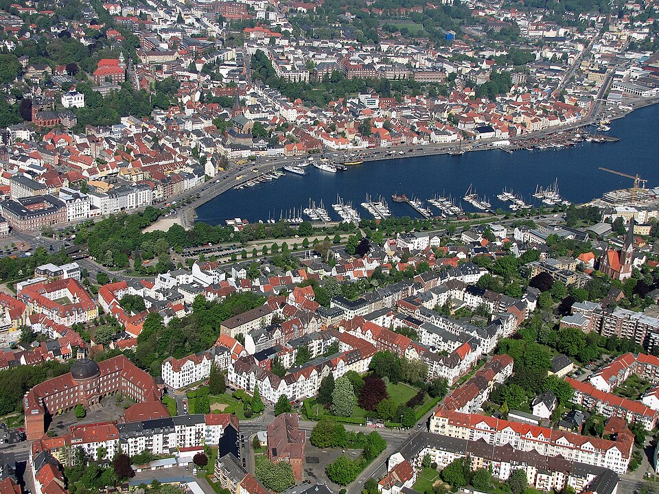 Umzug von Flensburg nach Zypern per Container: Luftbild Flensburg Schleswig-Holstein Zentrum Stadthafen Wolfgang Pehlemann – Foto: Wolfgang Pehlemann, CC BY-SA 3.0, via Wikimedia Commons Umzug von Flensburg nach Zypern per Container: Luftbild Flensburg Schleswig-Holstein Zentrum Stadthafen Wolfgang Pehlemann