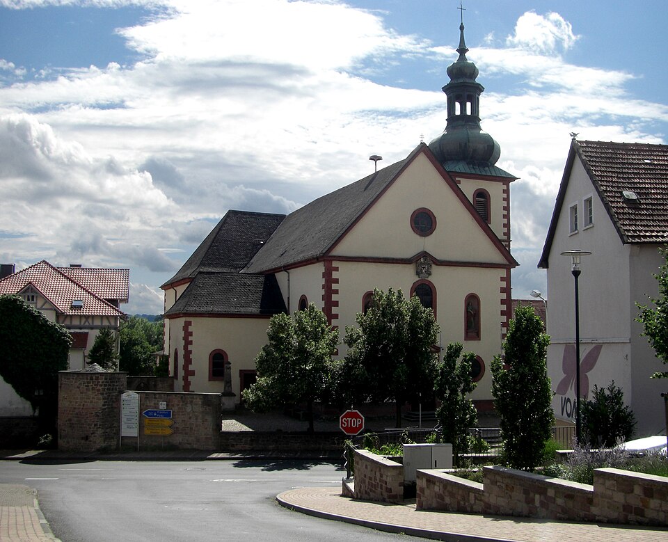 Umzug von Flieden nach Zypern per Container: St. Goar Flieden, Frontportal – Foto: Johannes Müller, CC BY-SA 3.0, via Wikimedia Commons Umzug von Flieden nach Zypern per Container: St. Goar Flieden, Frontportal