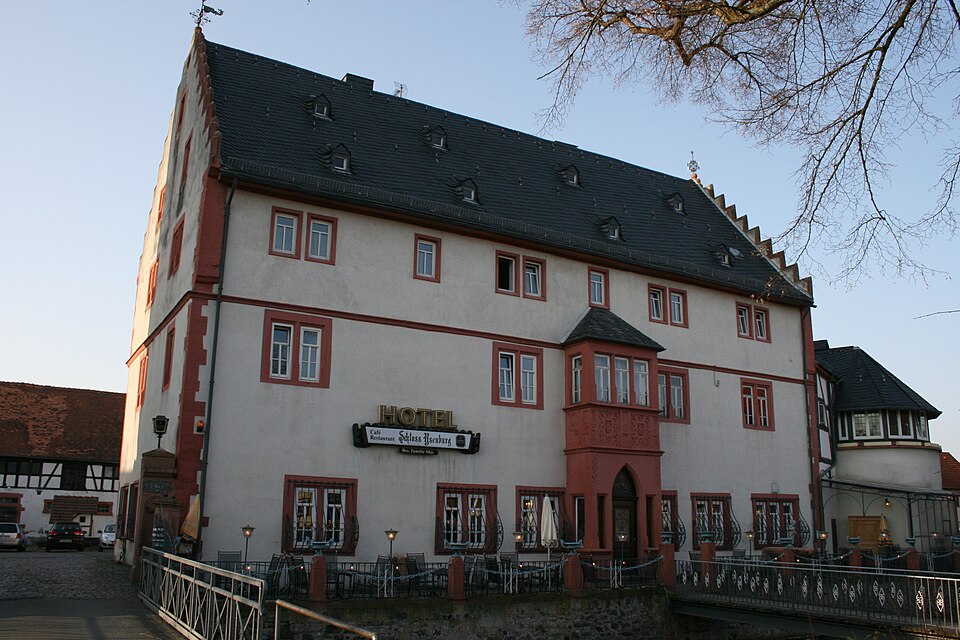 Umzug von Florstadt nach Zypern per Container: Staden Schloss Ysenburg in Florstadt – Foto: Haselburg-müller, CC BY-SA 3.0, via Wikimedia Commons Umzug von Florstadt nach Zypern per Container: Staden Schloss Ysenburg in Florstadt