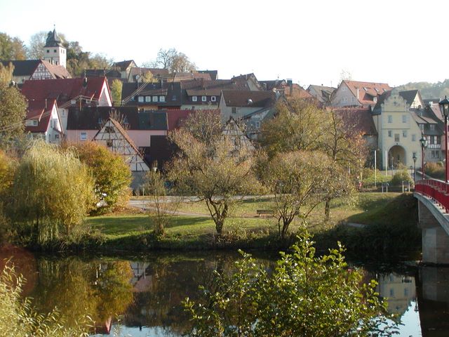 Umzug von Forchtenberg nach Zypern per Container: Stadtansicht Forchtenberg – Foto: BuzzWoof, Public domain, via Wikimedia Commons Umzug von Forchtenberg nach Zypern per Container: Stadtansicht Forchtenberg