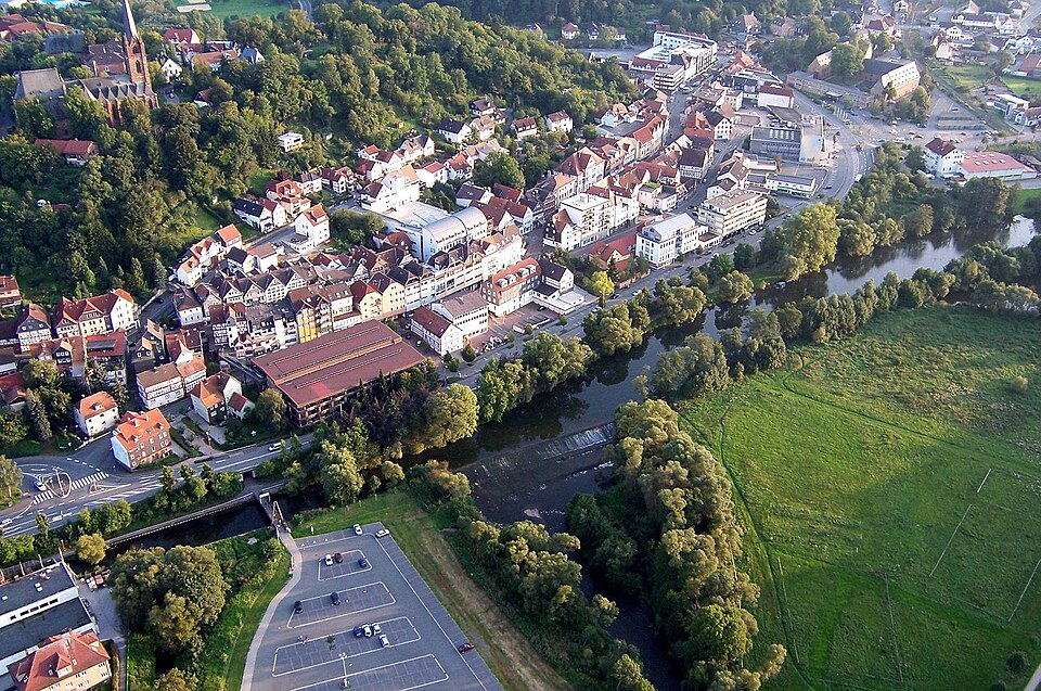 Umzug von Frankenberg (Hessen) nach Zypern per Container: Luftbild Frankenberg in Frankenberg (Hessen) – Foto: KlausJungheim, CC BY-SA 3.0, via Wikimedia Commons Umzug von Frankenberg (Hessen) nach Zypern per Container: Luftbild Frankenberg in Frankenberg (Hessen)