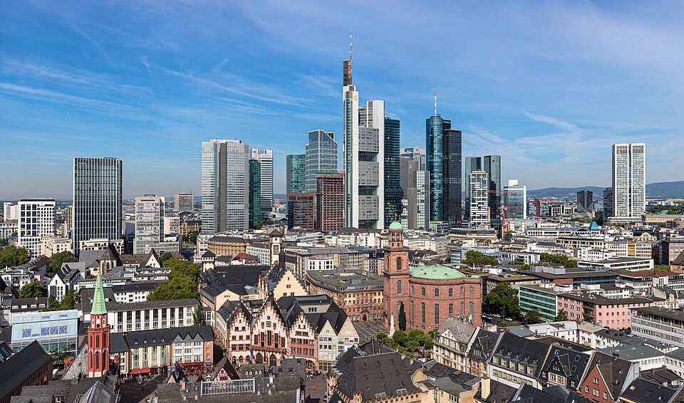 Umzug von Frankfurt am Main nach Zypern per Container: Frankfurter Altstadt mit Skyline in Frankfurt am Main – Foto: Thomas Wolf, www.foto-tw.de, CC BY-SA 3.0 de, via Wikimedia Commons Umzug von Frankfurt am Main nach Zypern per Container: Frankfurter Altstadt mit Skyline in Frankfurt am Main