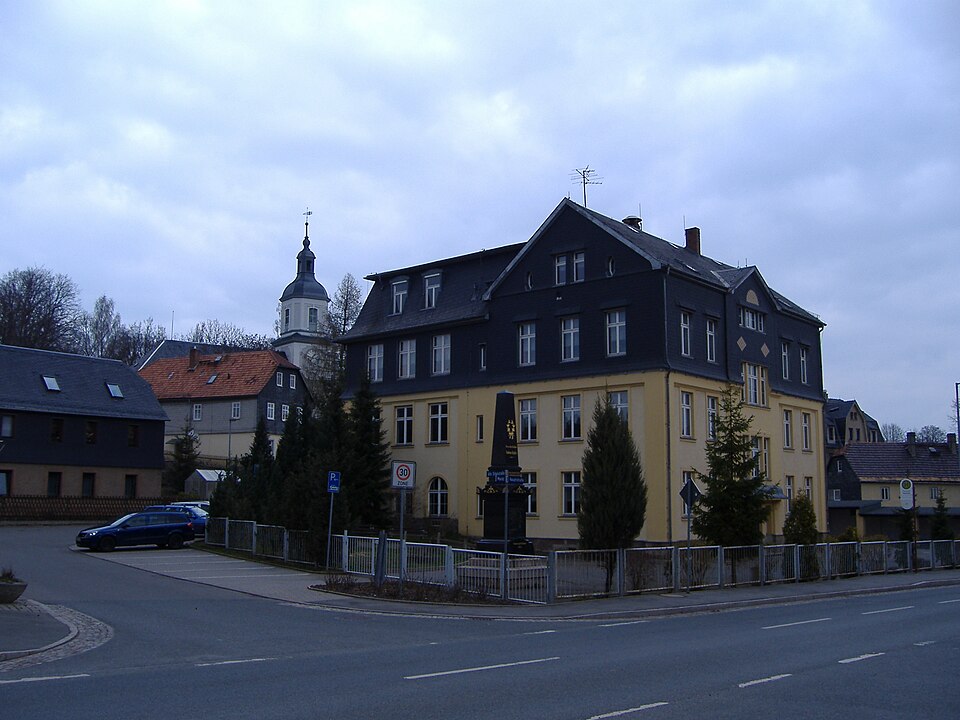 Umzug von Fraureuth nach Zypern per Container: Schule Fraureuth – Foto: Vwpolonia75 (Jens K. Müller), CC BY 3.0, via Wikimedia Commons Umzug von Fraureuth nach Zypern per Container: Schule Fraureuth