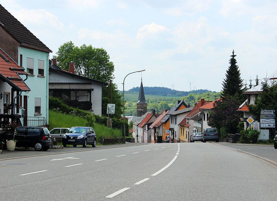 Umzug von Freisen nach Zypern per Container: Freisen Baumholder Straße – Foto: atreyu, CC BY-SA 4.0, via Wikimedia Commons Umzug von Freisen nach Zypern per Container: Freisen Baumholder Straße