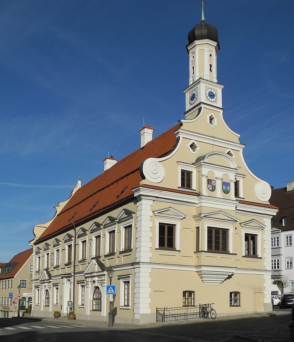 Umzug von Friedberg (Bayern) nach Zypern per Container: Friedberg-Rathaus ca. in Friedberg (Bayern) – Foto: Franzfoto, CC BY-SA 3.0, via Wikimedia Commons Umzug von Friedberg (Bayern) nach Zypern per Container: Friedberg-Rathaus ca. in Friedberg (Bayern)