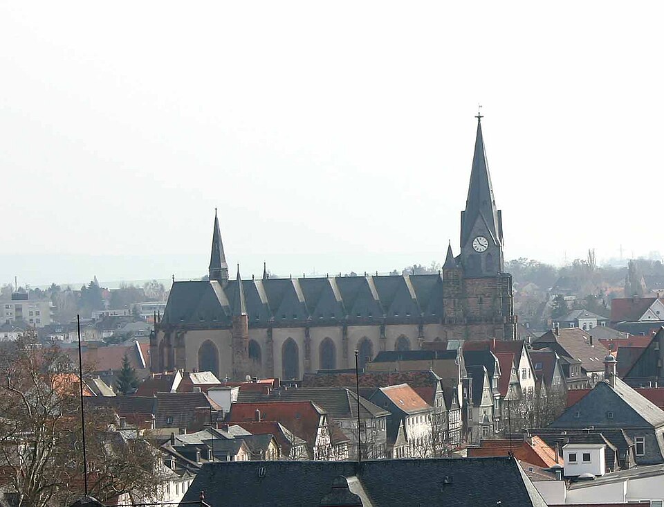 Umzug von Friedberg (Hessen) nach Zypern per Container: Friedberg (Hessen) Stadtkirche – Foto: Wikimedia-Autor, CC BY-SA 3.0, via Wikimedia Commons Umzug von Friedberg (Hessen) nach Zypern per Container: Friedberg (Hessen) Stadtkirche
