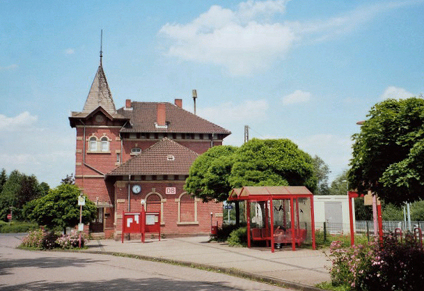 Umzug von Friedland (Niedersachsen) nach Zypern per Container: Friedland Bahnhof Strassenseite in Friedland (Niedersachsen) – Foto: Simon-Martin, CC BY-SA 3.0, via Wikimedia Commons Umzug von Friedland (Niedersachsen) nach Zypern per Container: Friedland Bahnhof Strassenseite in Friedland (Niedersachsen)