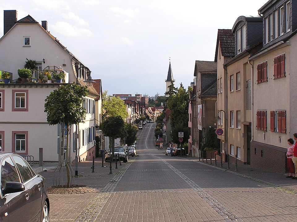 Umzug von Friedrichsdorf nach Zypern per Container: Friedrichsdorf TS Hugenottenstrasse – Foto: MdE, CC BY-SA 3.0 de, via Wikimedia Commons Umzug von Friedrichsdorf nach Zypern per Container: Friedrichsdorf TS Hugenottenstrasse