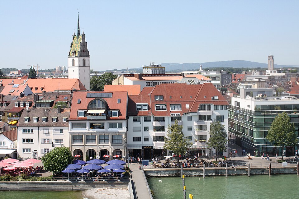 Umzug von Friedrichshafen nach Zypern per Container: Blick vom Moleturm auf die Altstadt von Friedrichshafen – Foto: Themenmixer auf flickr.com, CC BY-SA 2.0, via Wikimedia Commons Umzug von Friedrichshafen nach Zypern per Container: Blick vom Moleturm auf die Altstadt von Friedrichshafen