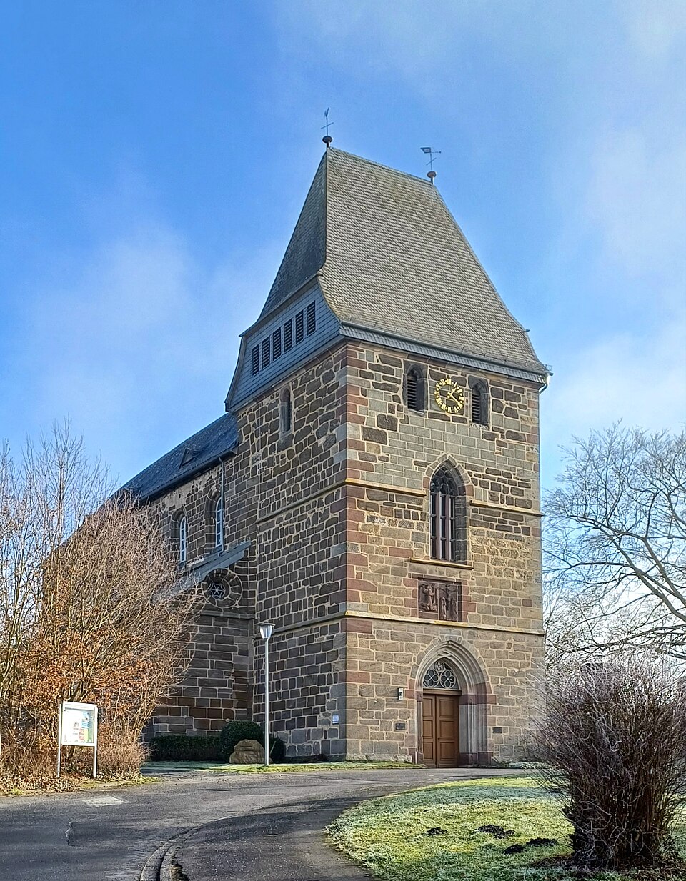 Umzug von Frielendorf nach Zypern per Container: St. Johannes der Täufer (Spieskappel) in Frielendorf – Foto: Jkü, CC BY 4.0, via Wikimedia Commons Umzug von Frielendorf nach Zypern per Container: St. Johannes der Täufer (Spieskappel) in Frielendorf
