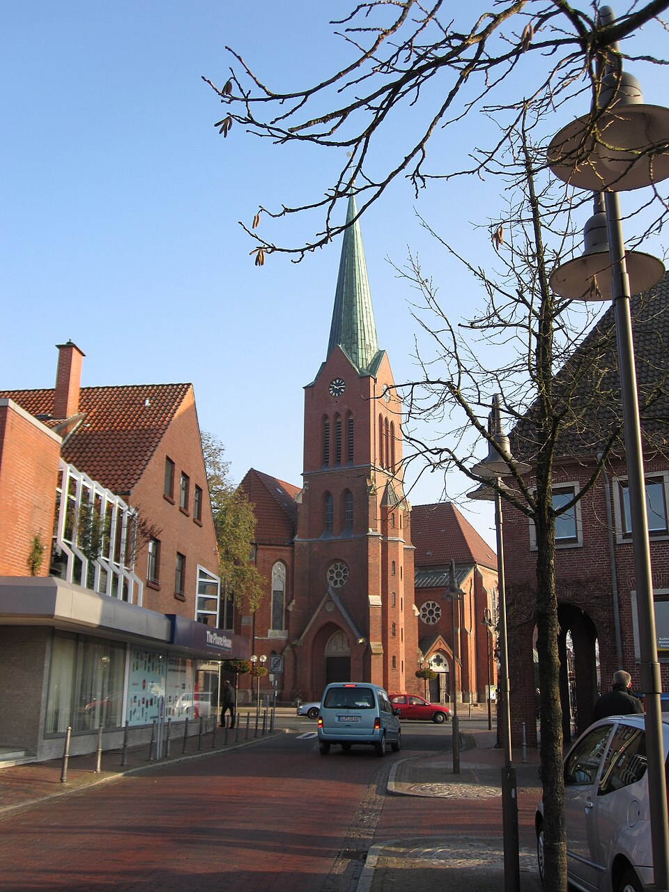Umzug von Friesoythe nach Zypern per Container: Friesoythe Kirche – Foto: T. E. Ryen, CC BY-SA 3.0, via Wikimedia Commons Umzug von Friesoythe nach Zypern per Container: Friesoythe Kirche