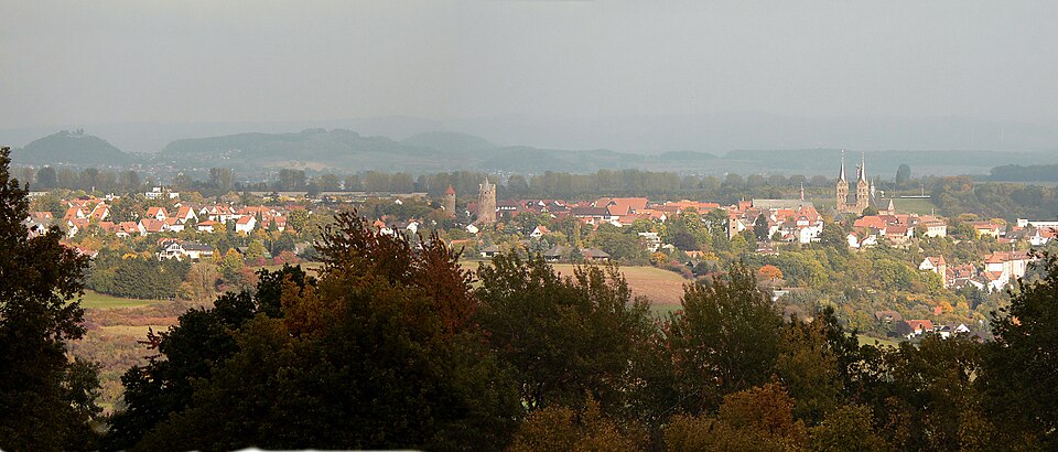 Umzug von Fritzlar nach Zypern per Container: Fritzlar vom Büraberg – Foto: Axel Hindemith, Public domain, via Wikimedia Commons Umzug von Fritzlar nach Zypern per Container: Fritzlar vom Büraberg