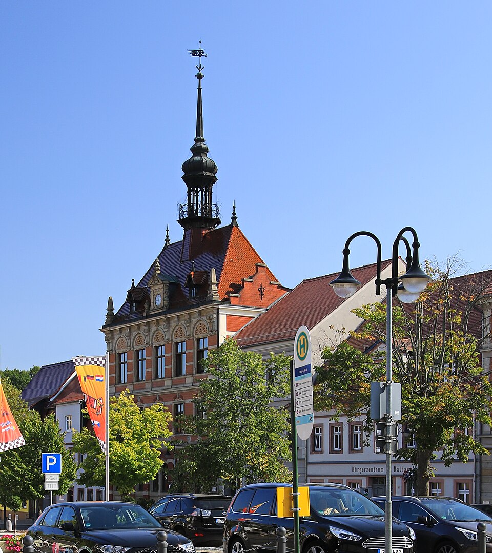 Umzug von Frohburg nach Zypern per Container: Rathaus auf dem Markt in Frohburg, Sachsen – Foto: Kora27, CC BY-SA 4.0, via Wikimedia Commons Umzug von Frohburg nach Zypern per Container: Rathaus auf dem Markt in Frohburg, Sachsen