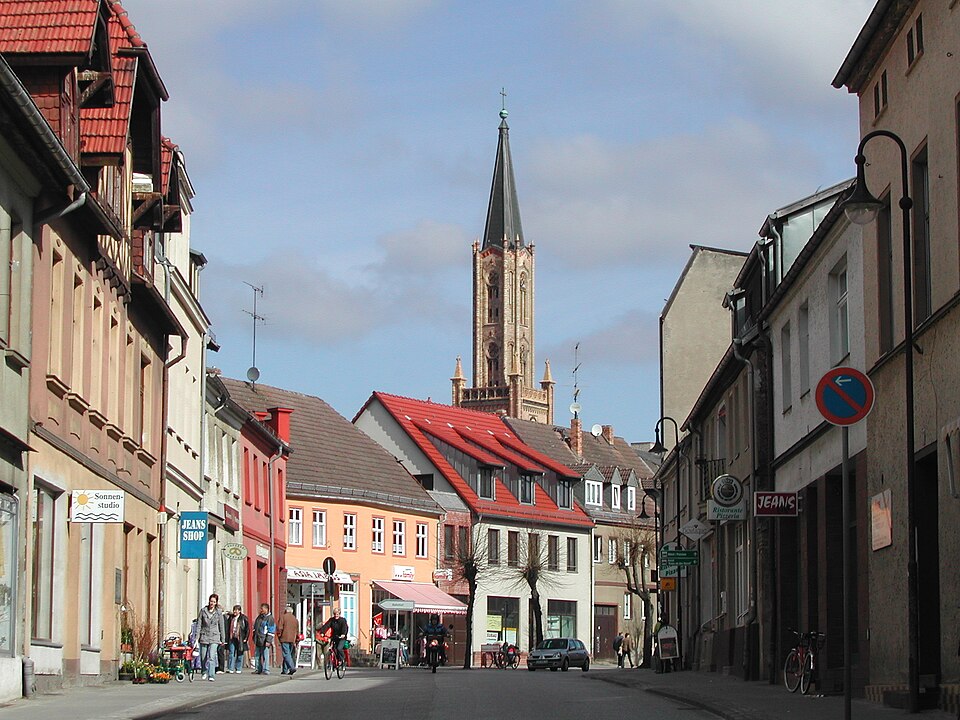 Umzug von Fürstenberg nach Zypern per Container: Havel-Kirchturm mit Brandenburger Strasse in Fürstenberg – Foto: Christopher Voitus, CC BY-SA 3.0, via Wikimedia Commons Umzug von Fürstenberg nach Zypern per Container: Havel-Kirchturm mit Brandenburger Strasse in Fürstenberg