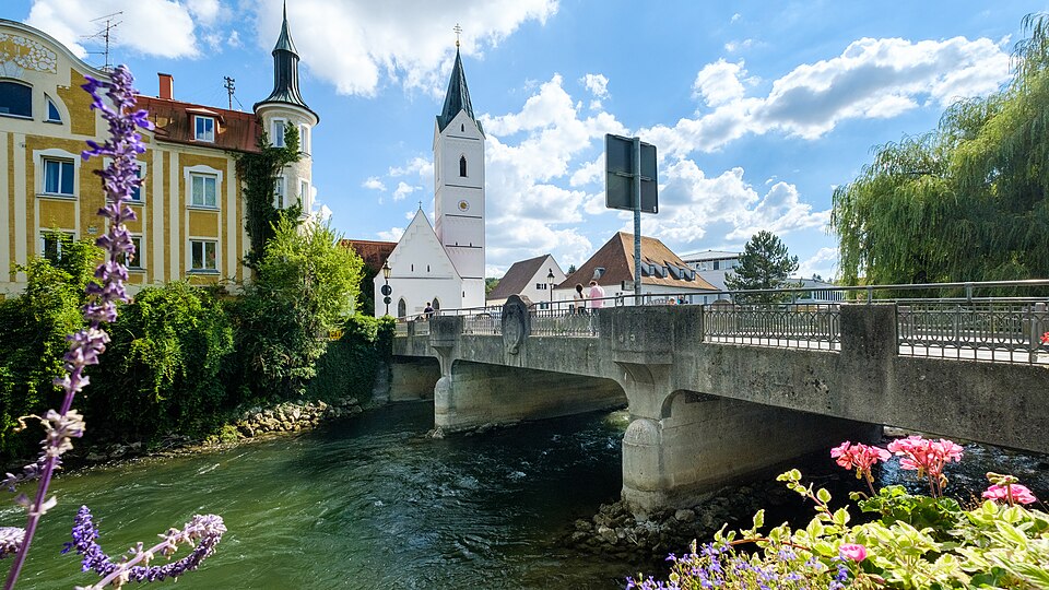 Umzug von Fürstenfeldbruck nach Zypern per Palette: Amperbrücke und St. Leonhard in Fürstenfeldbruck – Foto: 2015 Michael 2015, CC BY-SA 4.0, via Wikimedia Commons Umzug von Fürstenfeldbruck nach Zypern per Palette: Amperbrücke und St. Leonhard in Fürstenfeldbruck