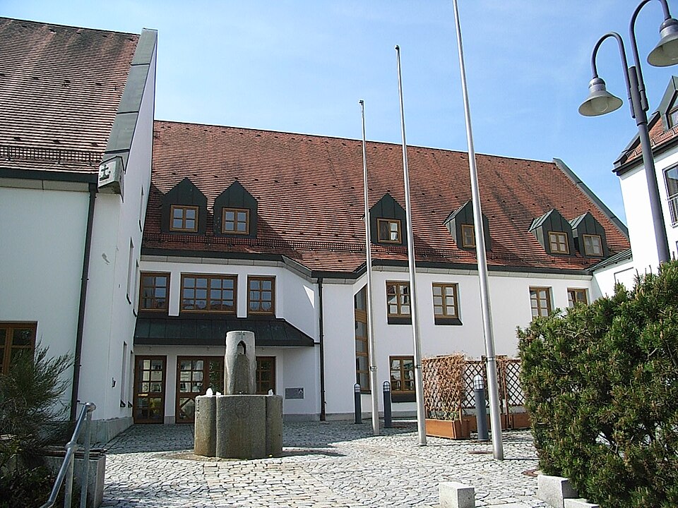 Umzug von Fürstenzell nach Zypern per Container: Rathaus Fürstenzell – Foto: Konrad Lackerbeck, CC BY 3.0, via Wikimedia Commons Umzug von Fürstenzell nach Zypern per Container: Rathaus Fürstenzell