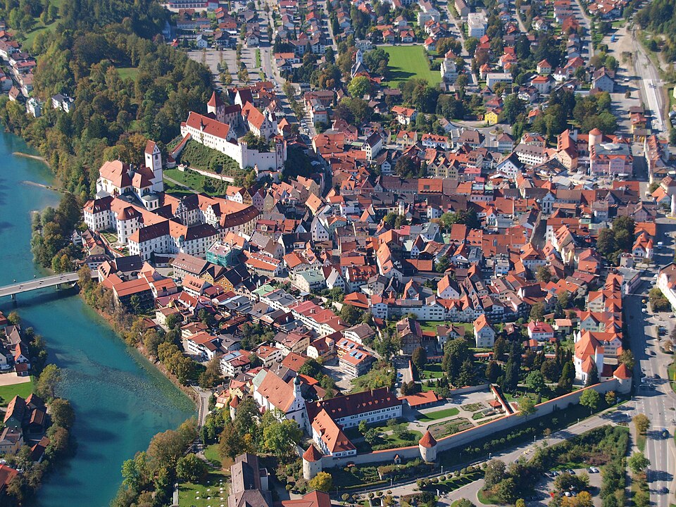 Umzug von Füssen nach Zypern per Container: Stadtansicht Füssen – Foto: Wolkenkratzer, CC BY-SA 3.0, via Wikimedia Commons Umzug von Füssen nach Zypern per Container: Stadtansicht Füssen