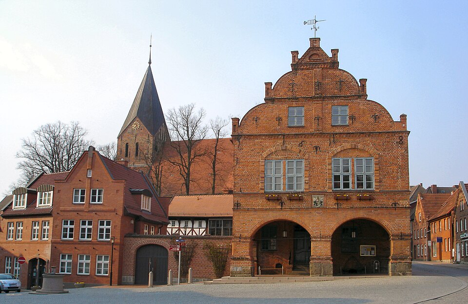 Umzug von Gadebusch nach Zypern per Container: Rathaus Gadebusch – Foto: Schiwago, CC BY 2.5, via Wikimedia Commons Umzug von Gadebusch nach Zypern per Container: Rathaus Gadebusch