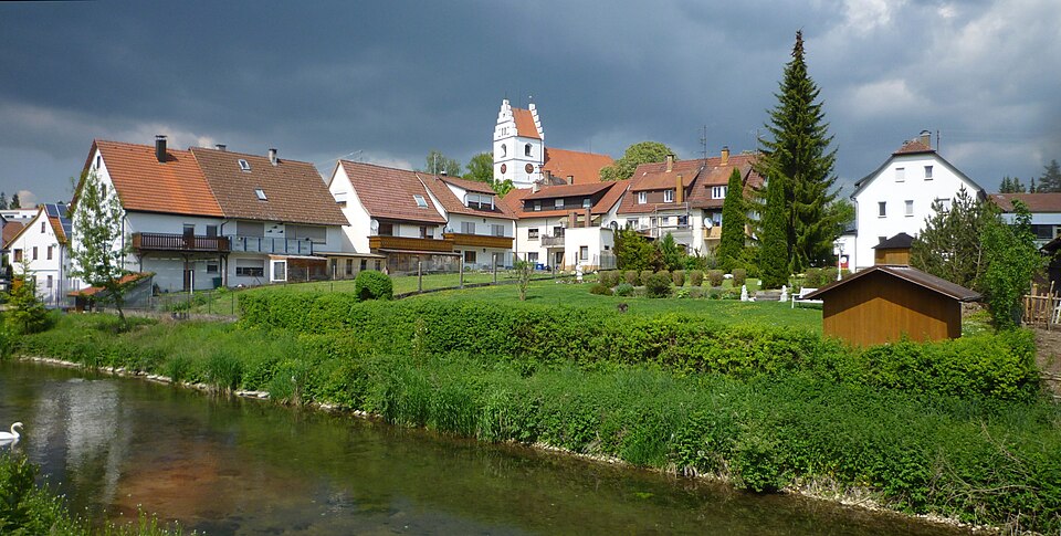 Umzug von Gammertingen nach Zypern per Container: Lauchert mit Stadtansicht und Kirche in Gammertingen