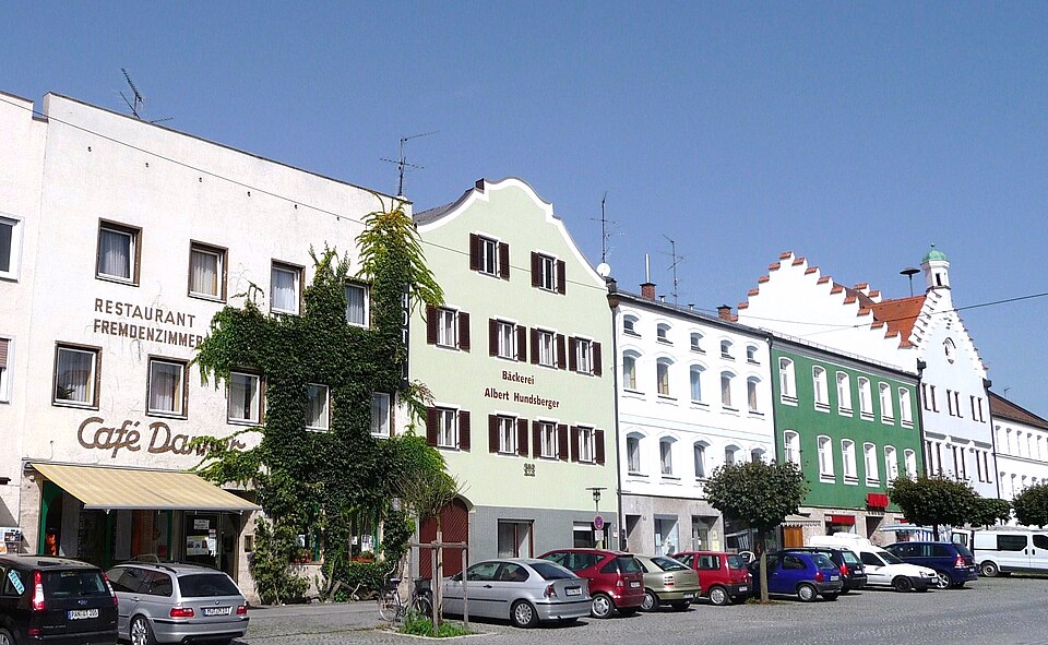 Umzug von Gangkofen nach Zypern per Container: Marktplatz Gangkofen – Foto: Konrad Lackerbeck, CC BY 3.0, via Wikimedia Commons Umzug von Gangkofen nach Zypern per Container: Marktplatz Gangkofen
